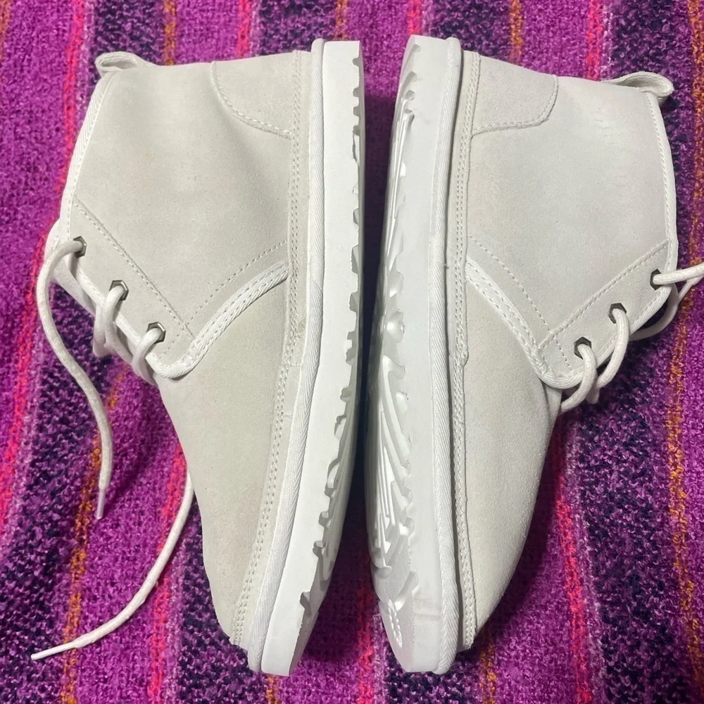 NWOB White/Gray Neumel Uggs, Men's size 10 S/N 3236